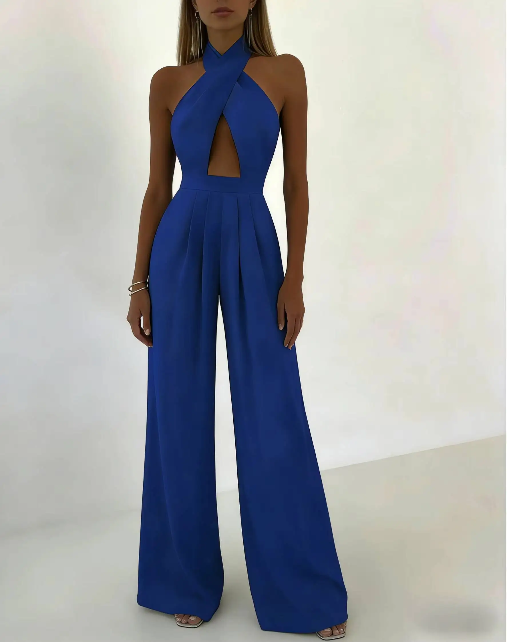 

Женский комбинезон королевского синего цвета с вырезом халтер, перекрестной шнуровкой на спине, открытой спиной, высокой талией и широкими штанинами – модный наряд для весны и лета