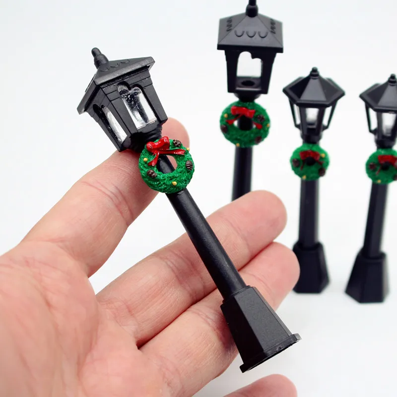 1/2/6Pcs Dollhouse Christmas Street Lamp with Garland Miniature House Decor Working Light for Holiday Display
