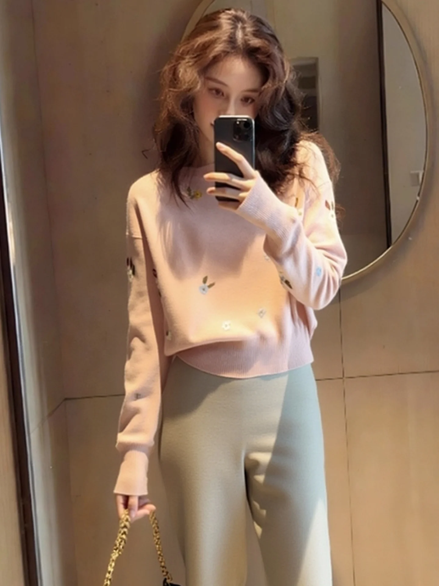 冬のファション、甘いロング丈のニットセーター、カメレオンカラー、刺繍デザイン、通勤、韓国風、ゆったりフィット