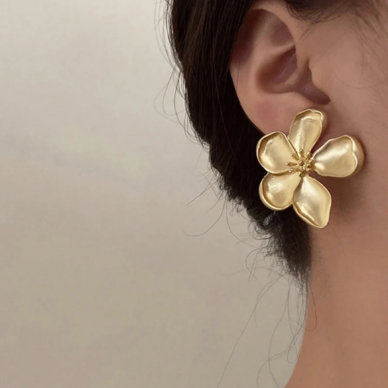 Gold Color Metal Flower Retro Earrings for Women Girls Vintage European & American Design Studs Fashion Party Jewelry Gifts 2024