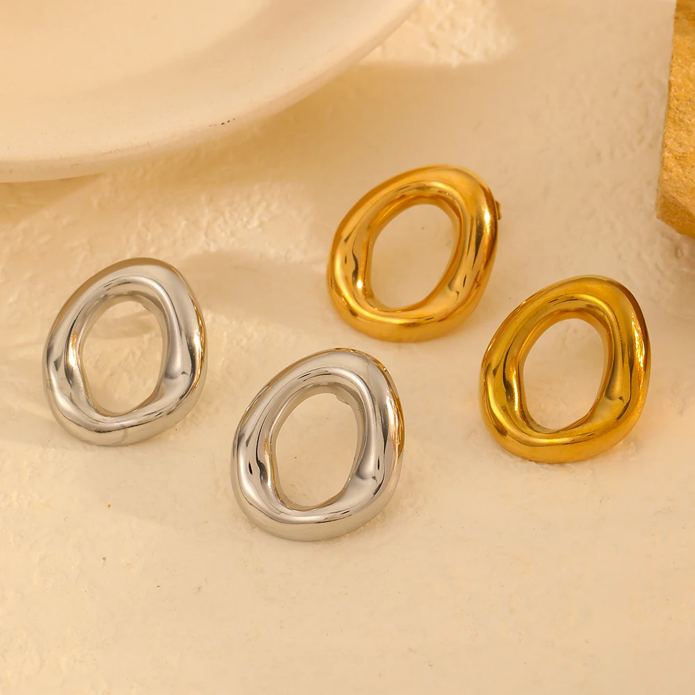 Minimalistische geometrische Ohrringe, goldfarben, aus Edelstahl, Damen, mit metallischer Struktur, auffälliger Schmuck. – Detail 2