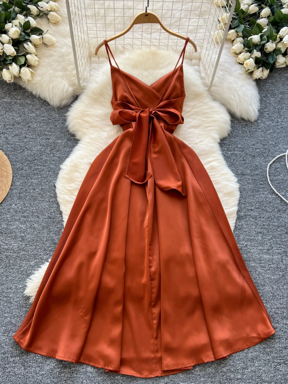 กระโปรงทรงเอ ผ้าซาติน ผ่าหน้า คอวี สายไขว้ ผู้หญิง กระชับเอว ทรงสลิม ผ้าพลิ้ว ยาว สไตล์เกาหลี