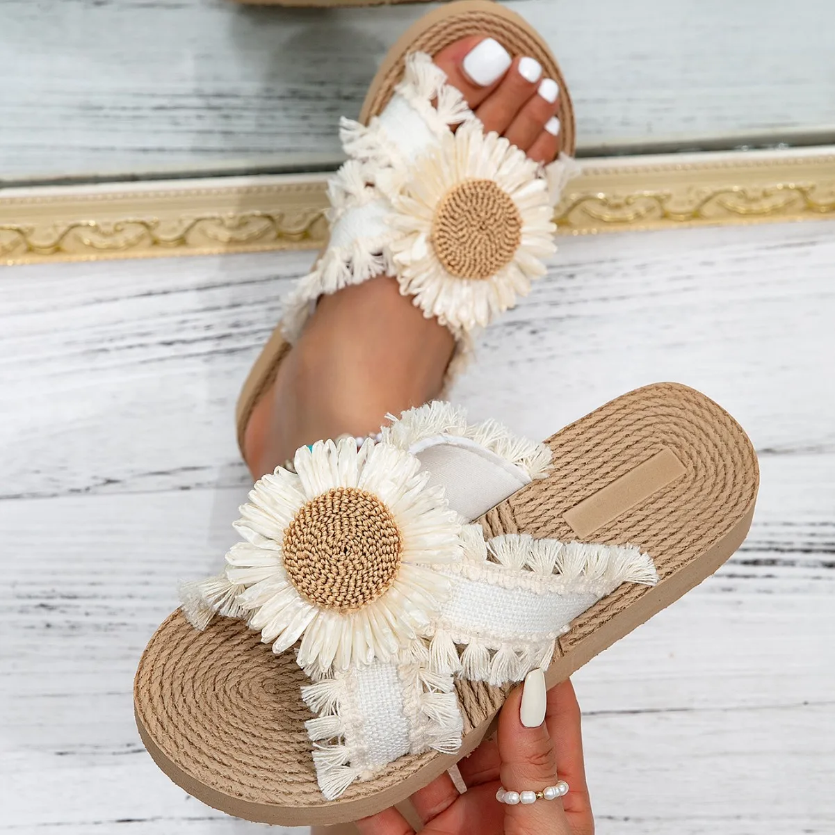 2026 New Women's Fashion Trend Linen Sunflower Non-slip Wear Comfortable Soft Sole Flat Flip-flops