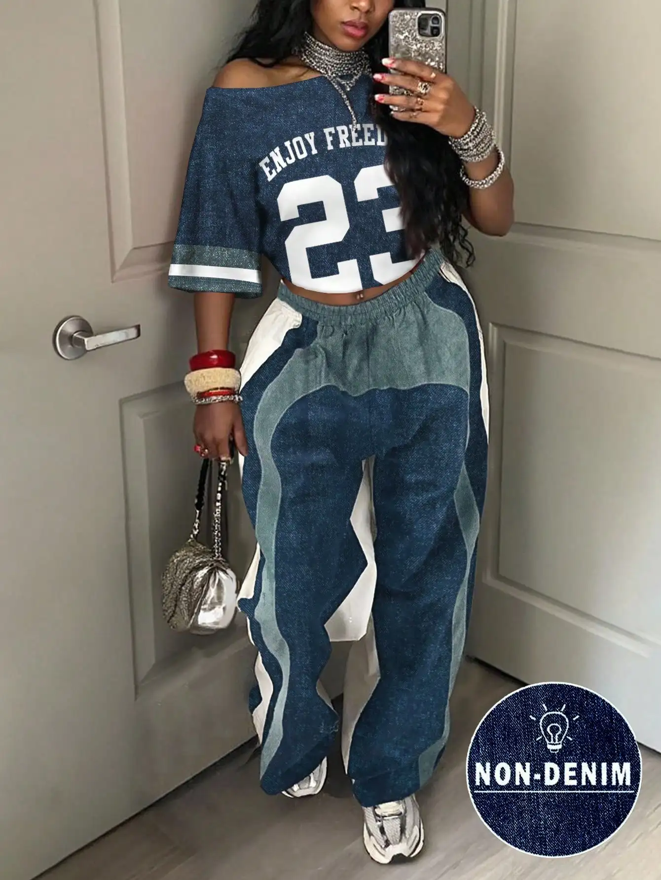 

Женский комплект: укороченный топ с открытыми плечами и широкие брюки в стиле колор-блок