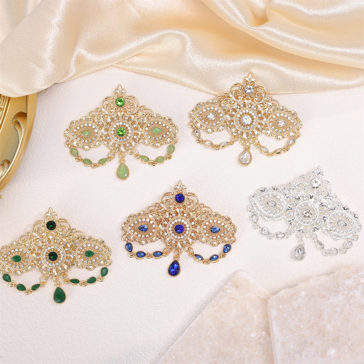 Zarte Blumenmuster im marokkanischen Stil mit Ausschnitten und bunten Strasssteinen, Set mit Hochzeitsschmuck-Ornamenten für Damen