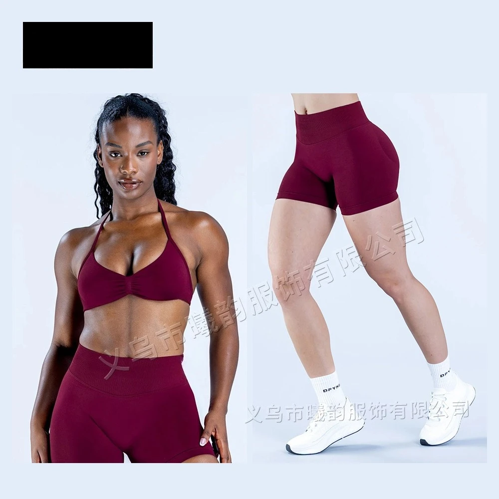 Set van een rugloos tanktopje en short, gemaakt van zeer rekbare, ultrafijne matte stof, perfect voor yoga en outdoor fitness.