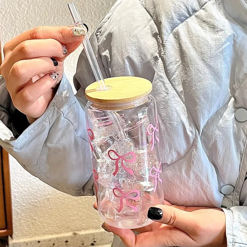 Vaso de vidrio de 500ml con diseño de lazo, tipo Mason Jar, con tapa y pajita, para café helado, zumos y agua, ideal como regalo para fiestas.