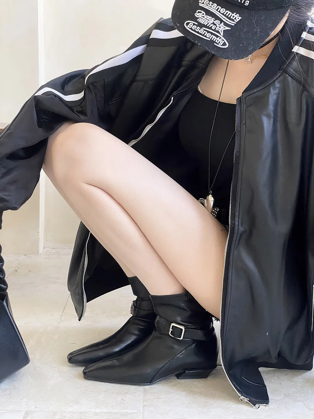 

Модные женские ботильоны, элегантные черные, белые, коричневые короткие ботинки на плоской подошве на низком каблуке, 2026, новые поступления, туфли-лодочки с пряжкой на ремне, женская обувь