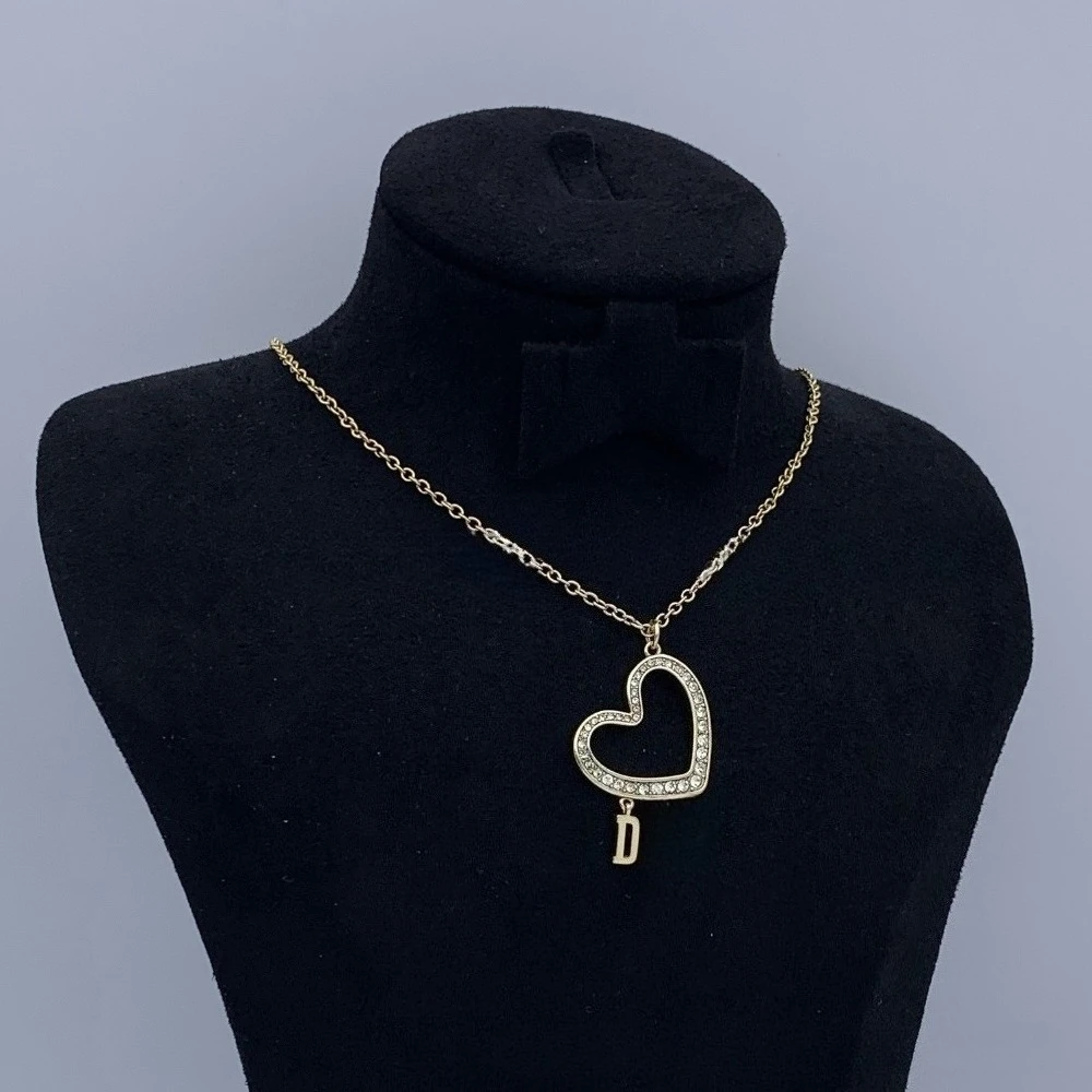 

Горячее предложение 2025 года, новое ожерелье в стиле ретро с подвеской в виде сладкого сердца, подходящее для повседневного ношения в различных элитных случаях