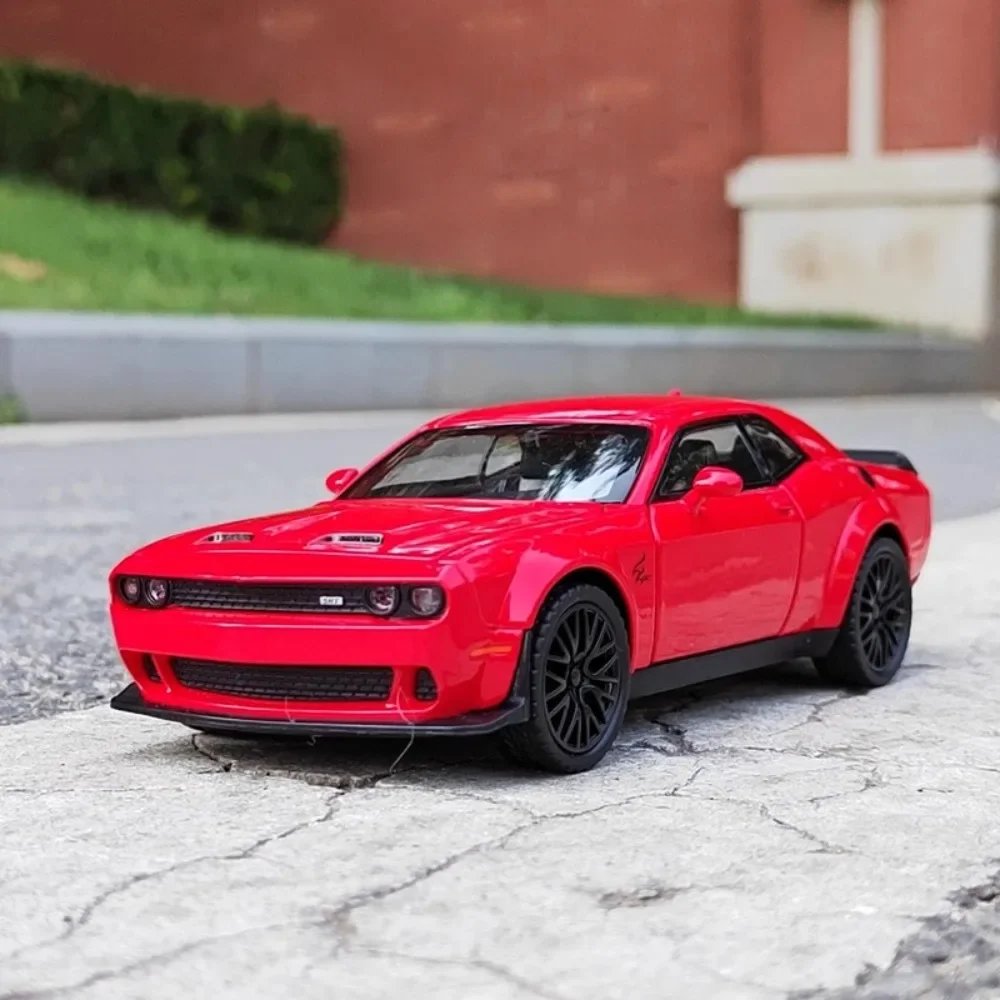 1:32 challenger hellcat carregador modelo de carro de brinquedo diecast metel puxar para trás modelos de carros musculares som luz coleção presentes para crianças