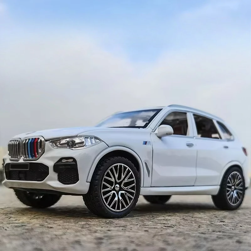1:32 X5 luxury SUV alloy model car simulated interior details cool lighting and sound effects exquisite desktop ornaments
