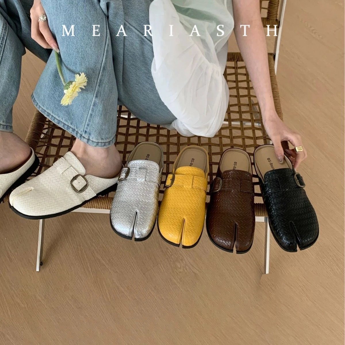 

2026 Split Toe Mules for Woman Flat Heeled Casual Shoes Comfortable Outdoor Slippers Beach Tabi Shoes Sandals Soft Bottom mules