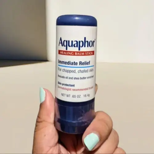 Imagen 2 del producto Aquaphor Bálsamo Reparador en Barra 18.4g – Alivio Inmediato para Piel Agrietada y Irritada, Enriquecido con Aceite de Aguacate y Manteca de Karité