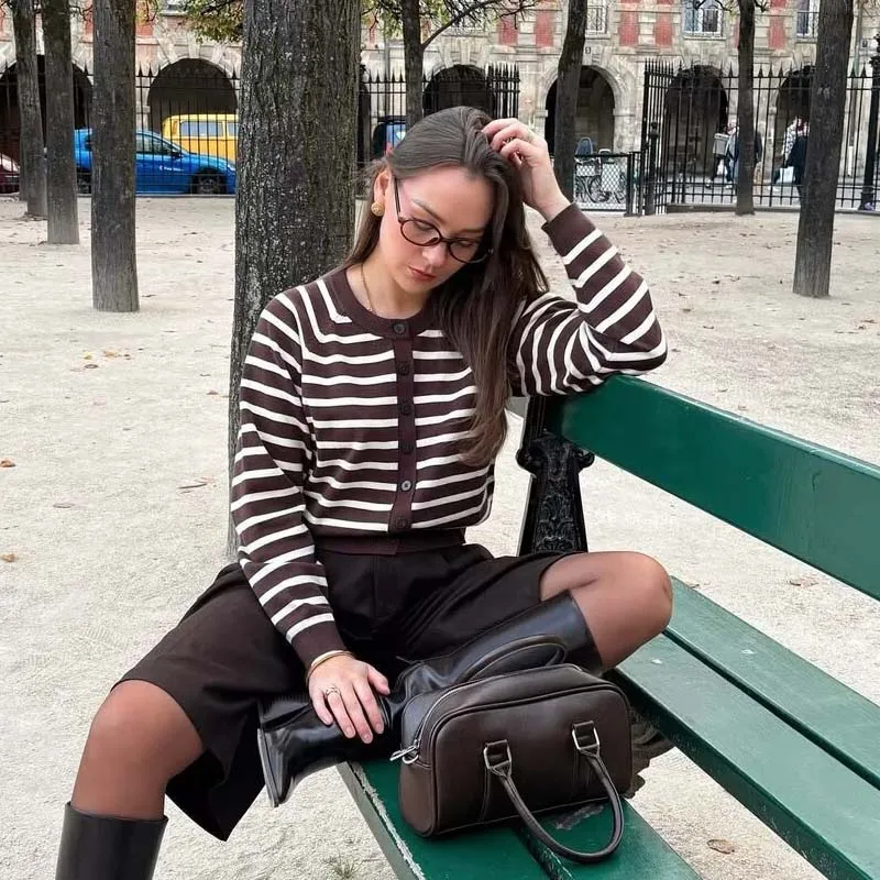 

YENKYE 2025 женский вязаный кардиган в полоску с длинным рукавом и круглым вырезом спереди на пуговицах, укороченная повседневная верхняя одежда