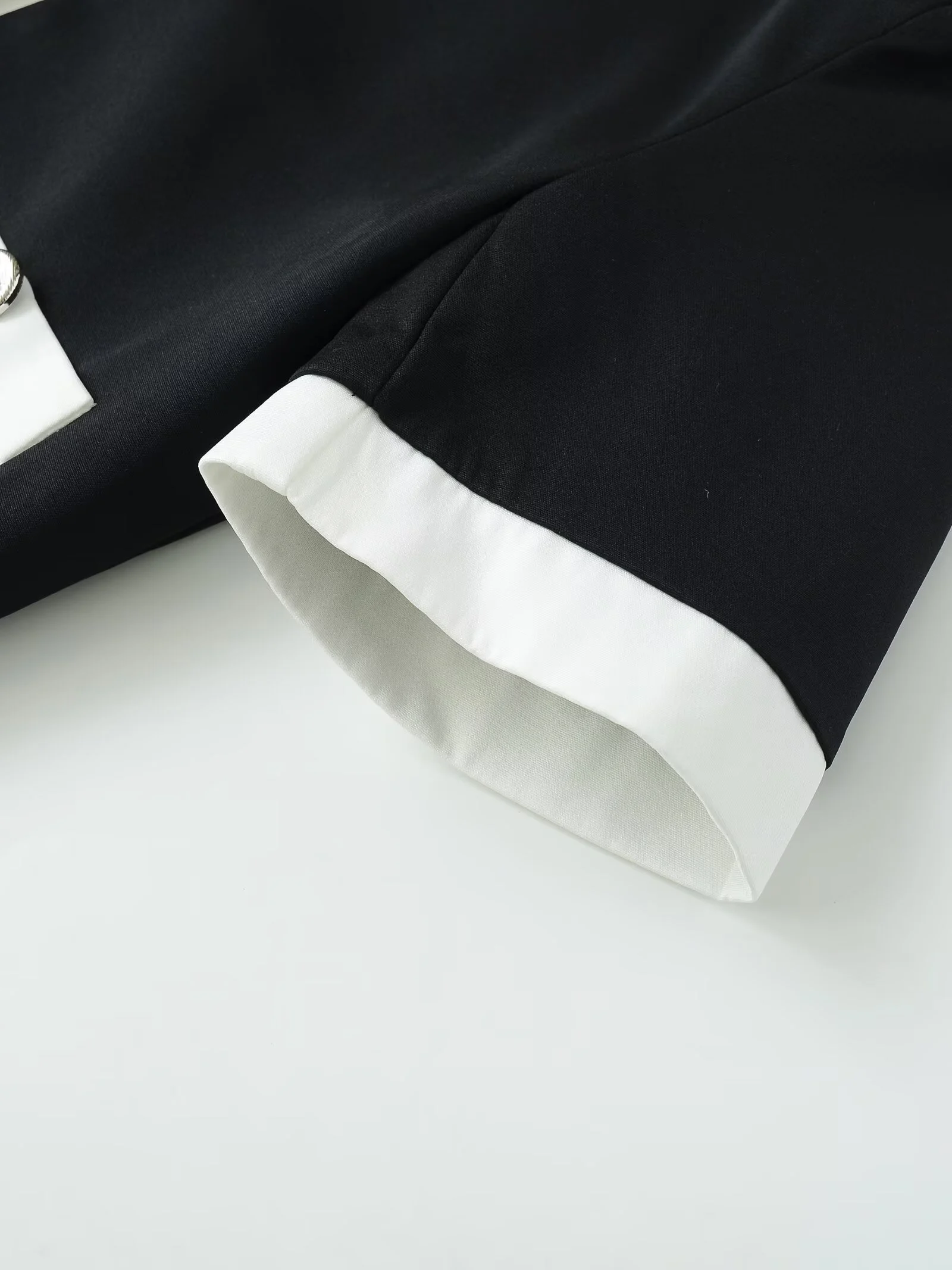 DEEABAE 2025 ملابس نسائية جديدة لخريف 2025 على الطراز الأوروبي والأمريكي سترة ضيقة بألوان متباينة ورقبة مستديرة وأكمام قصيرة #6