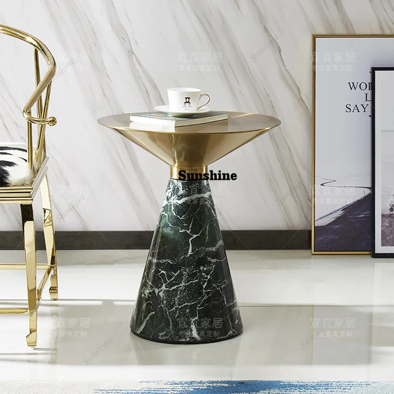 

Современный и простой, небольшой журнальный столик из металла, нержавеющей стали, цвета меди, для гостиной, с закругленными углами.