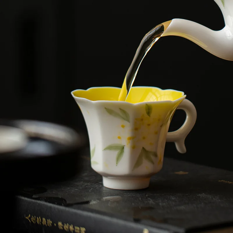 Weiße Porzellan-Teetasse mit Handbemaltem Osmanthus, Handgefertigte Keramik-Teetasse mit Blumenförmigem Griff für Chinesische Teezeremonie