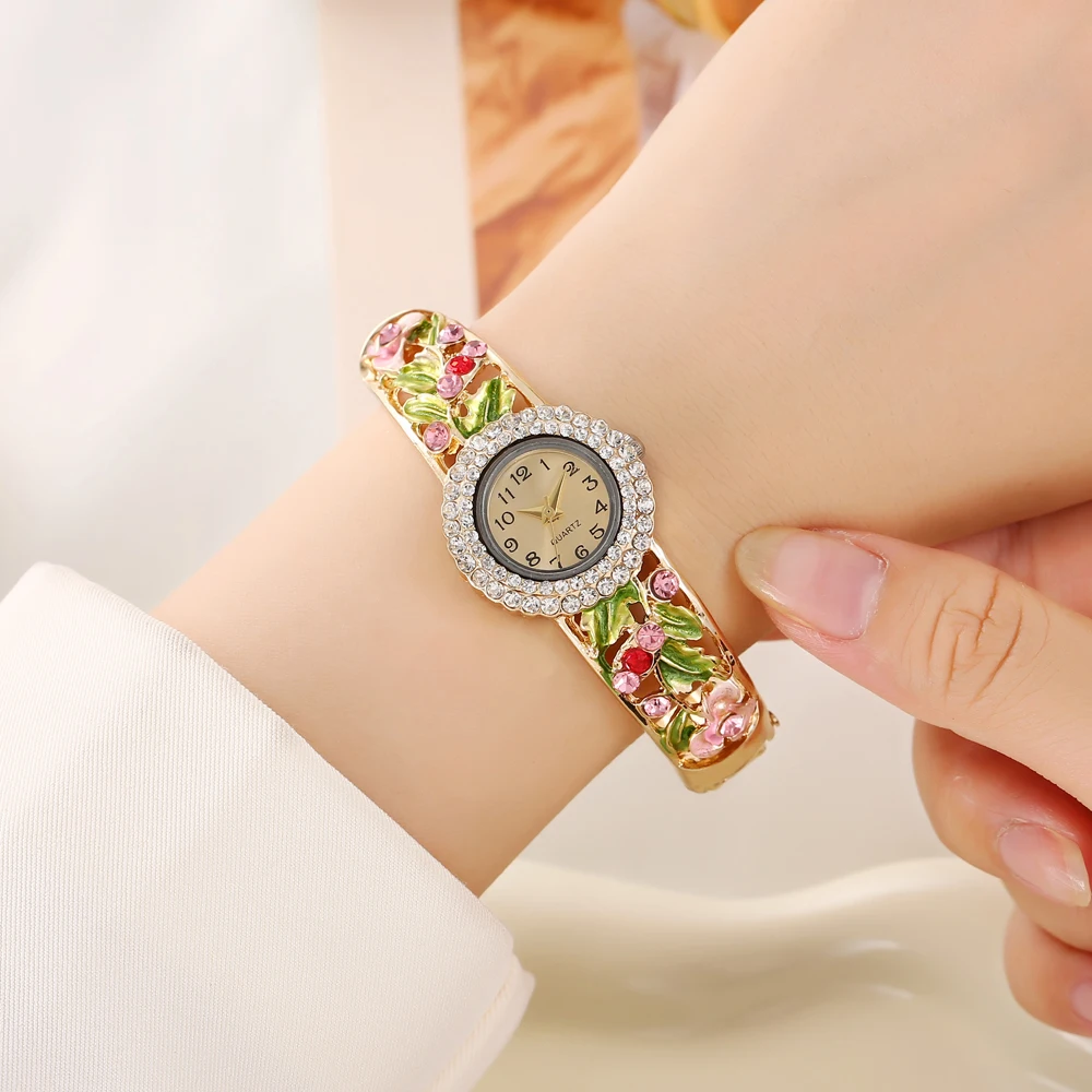 2025 جديد Cloisonn é ريترو قصر نمط أنيق الأزهار ساعة نسائية موضة مجموعة مجوهرات متعددة الاستخدامات