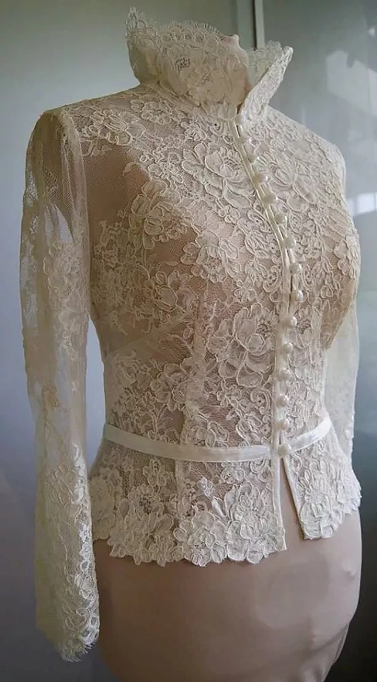 Elegant Lace Detachable Bridal Capes For Wedding Dresses High Collar Button Wrap Jacket Customized Shawl