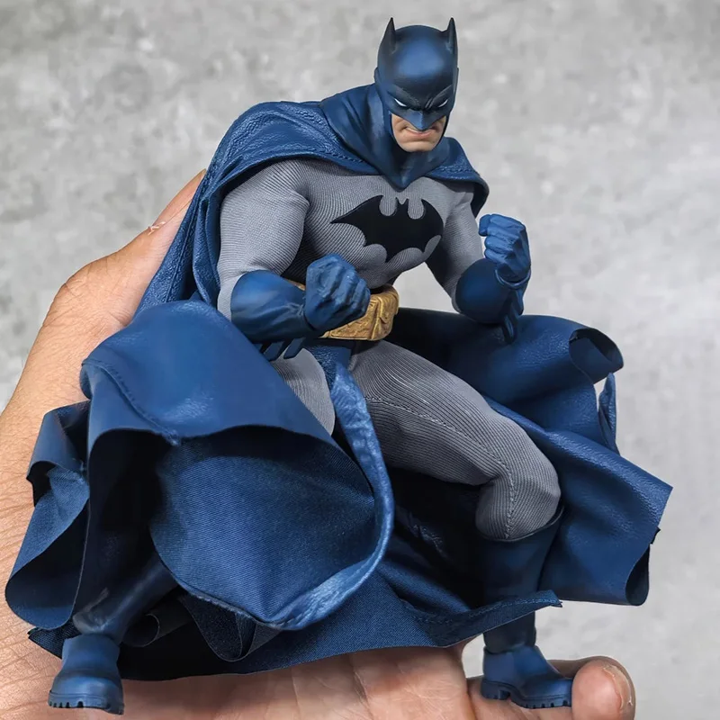 정품 재고 공식 배턴맨 허쉬 천 의상 가동형 액션 피규어 데스크탑 장식 17.5cm 높이 수집용 선물