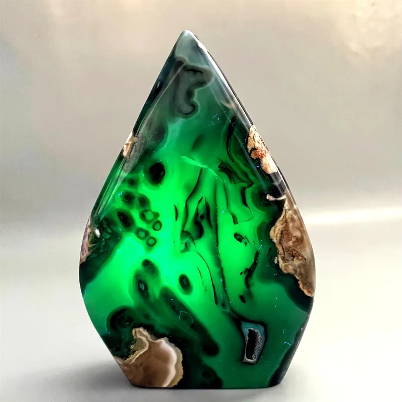 One random, exquisite volcanic agate teardrop ornament, made of reactive quartz, suitable as a gift for parents and friends.
