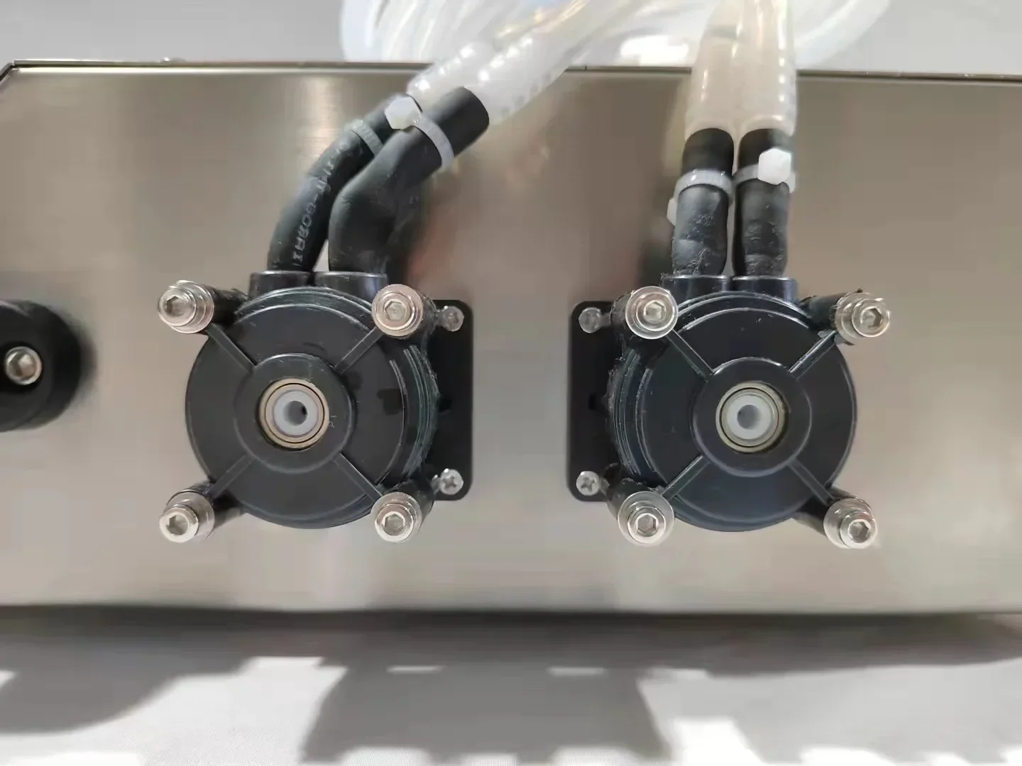 Double Head กึ่งอัตโนมัติปั๊มไดอะแฟรมเครื่องบรรจุของเหลวน้ําหอมน้ํามันหอมระเหยเครื่องบรรจุของเหลว 4L