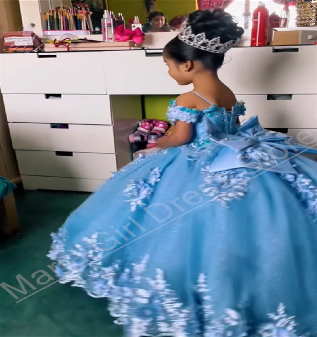 ライトブルーのふわふわフラワーガールドレス 結婚式に適しています 薄いストラップが特徴です レースのアップリケが施されています 子供の誕生日ページェントドレス用