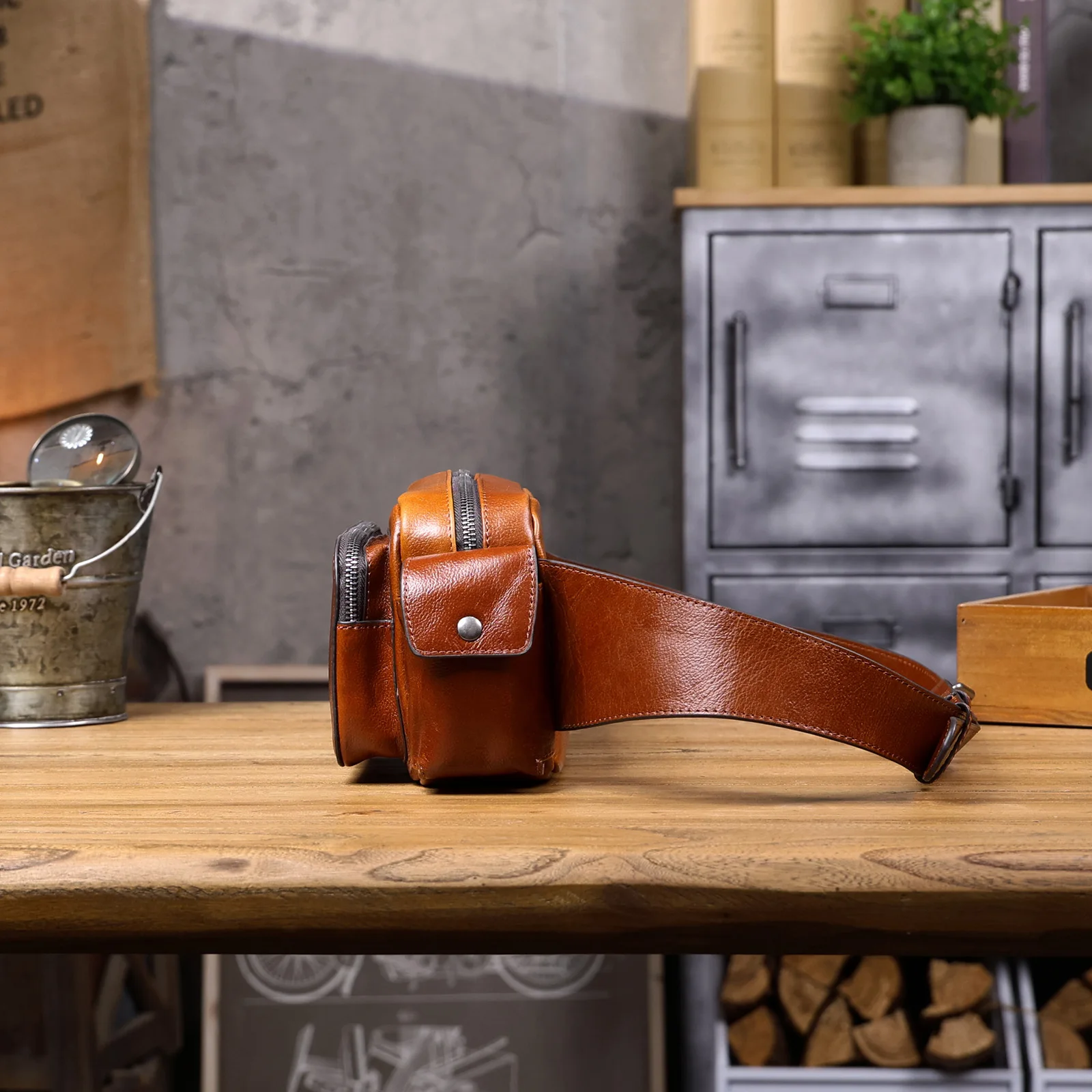 Vintage-Umhängetasche aus hochwertigem, pflanzlich gegerbtem Echtleder für Herren, modische Schultertasche, Motorrad-Umhängetasche – Detail 9