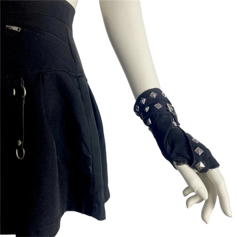 1pair Black Punk Rivet Short Gloves Women Hiphop Handsome Half-Finger Gloves for Motorcycling and Festival Enthusiasts