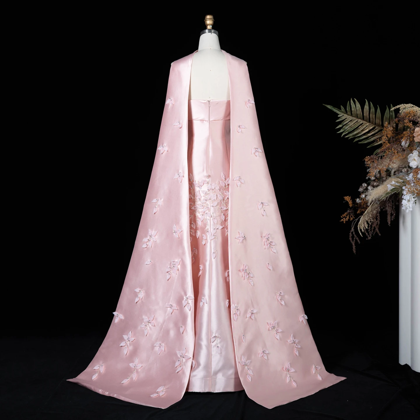Sharon Said Luxuriöses 3D-Blätter-Abendkleid in Blush Pink aus Satin mit Meerjungfrauen-Cape, Dubai Arabisches Hochzeits- und Abschlussballkleid SS463 Maßanfertigung – Detail 17