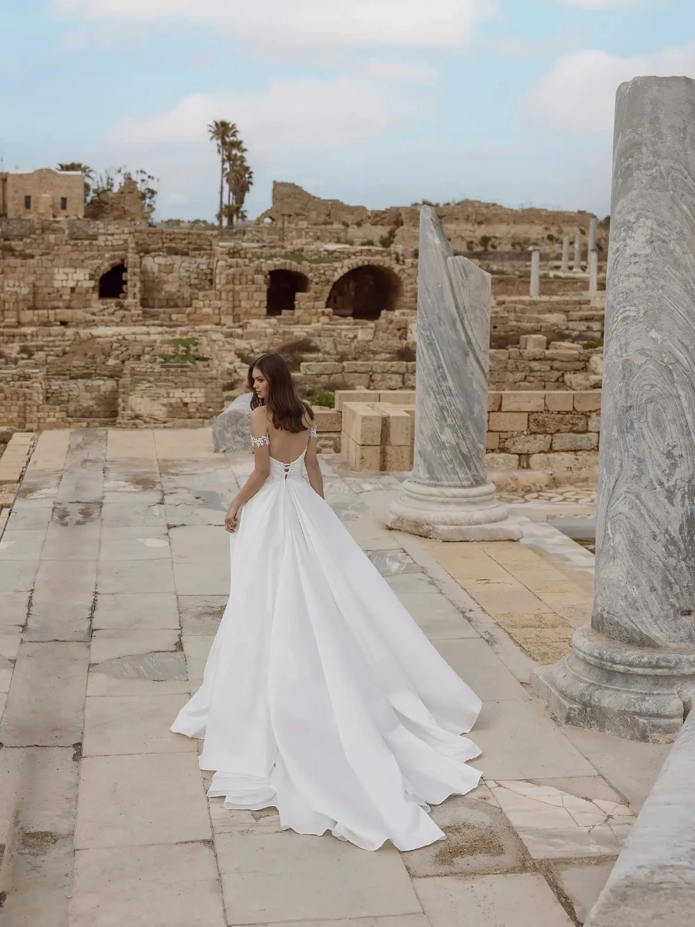 Romantic Sweetheart Neck Satin Wedding Dress Flowy A Line Slit Bridal Gown Intricate Appliques Customized Bride Wear Long Train