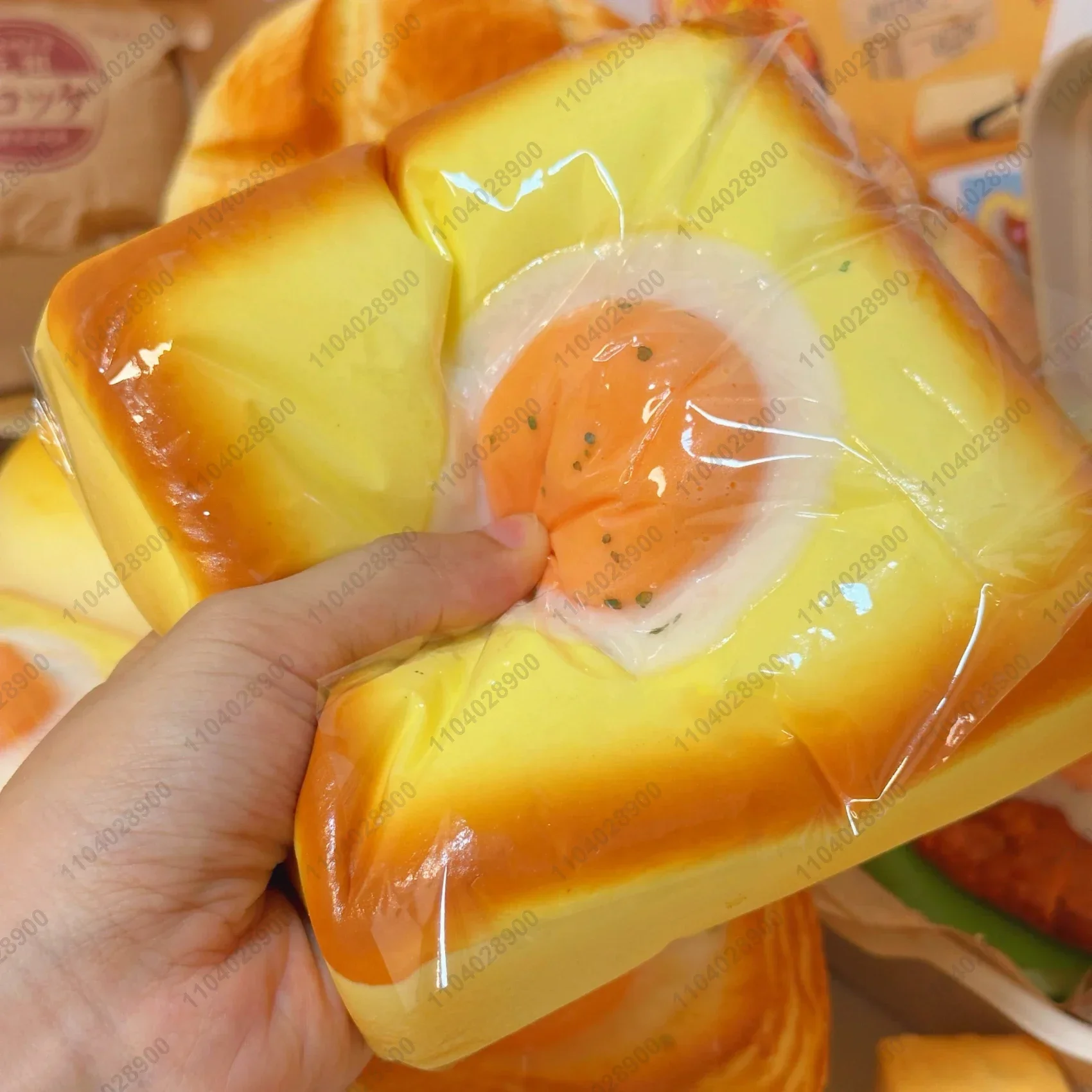 大きな目玉焼きトーストの形をしたスクイーズ玩具、ゆっくりと戻る目玉焼きパンの形をしたスクイーズ玩具、ストレス解消、手をリラックスさせるおもちゃ