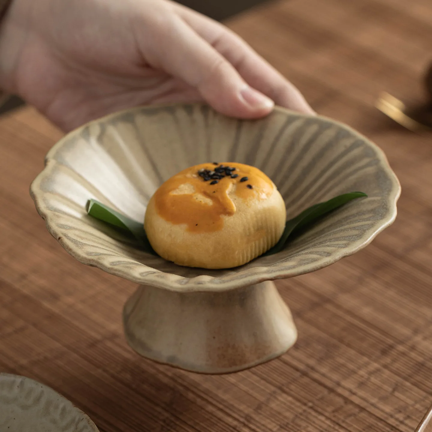 High-legged Lotus High-legged Plate Retro Ceramic Fruit Plate for Home Living Room Snack Plate