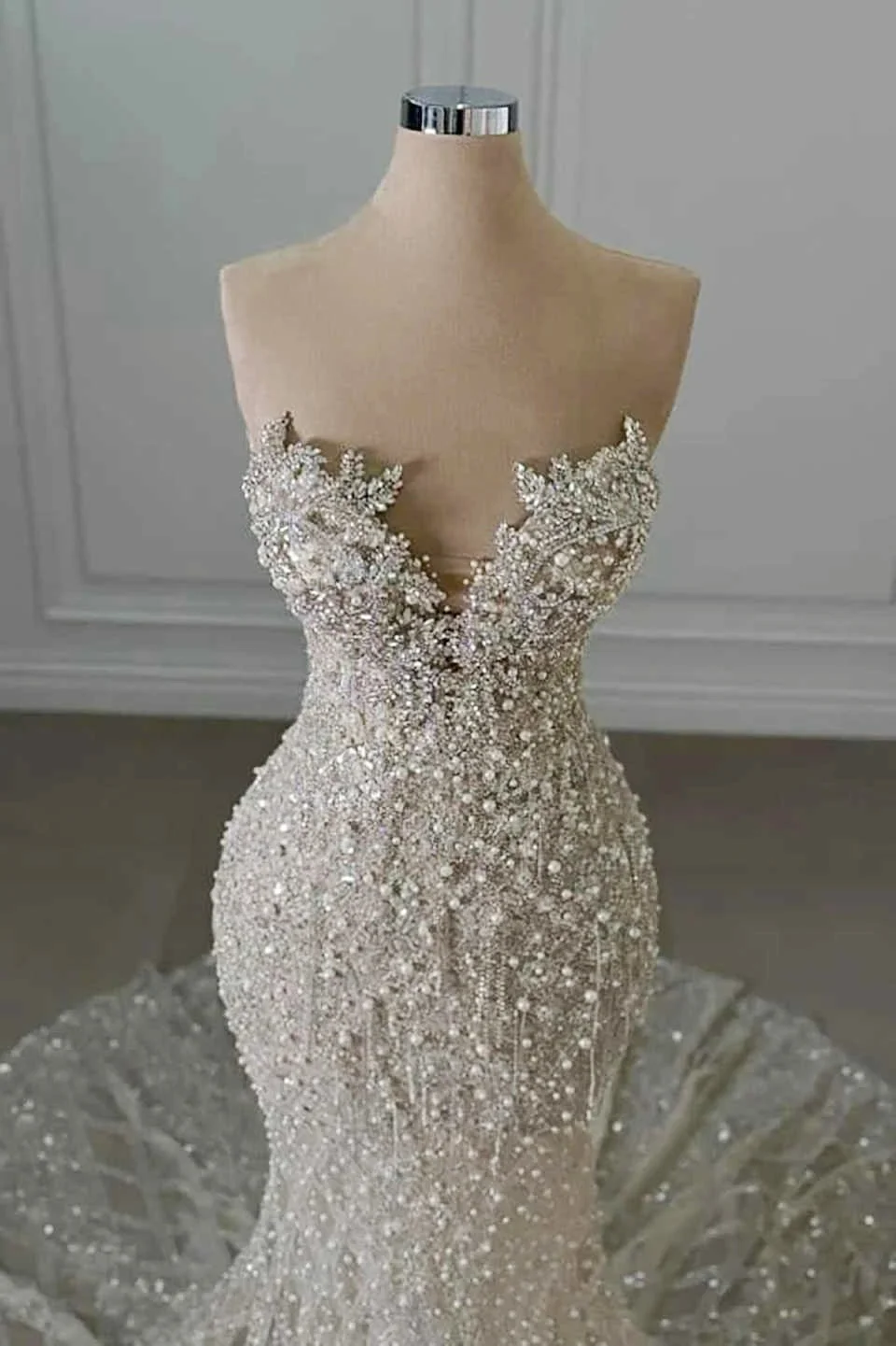 Luxuriöses Meerjungfrau-Hochzeitskleid mit Herzausschnitt, ärmellose Brautkleider, Applikationen, Kristallperlen, Sweep-Zug-Kleider nach Maß – Detail 3