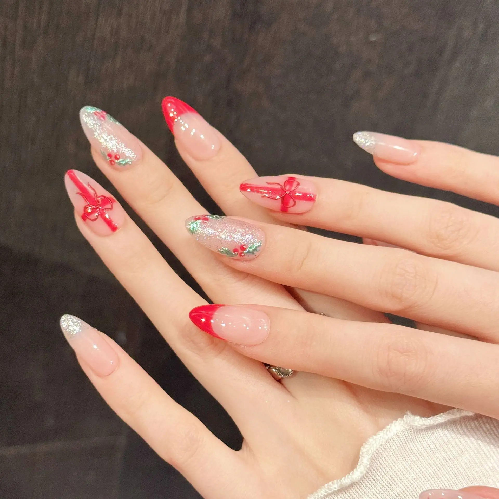 10 pièces de luxe à la main presse sur les ongles conception de couronne de noël d'amande moyenne avec onglets de colle adhésive pour ongles d'outil de 3 pièces