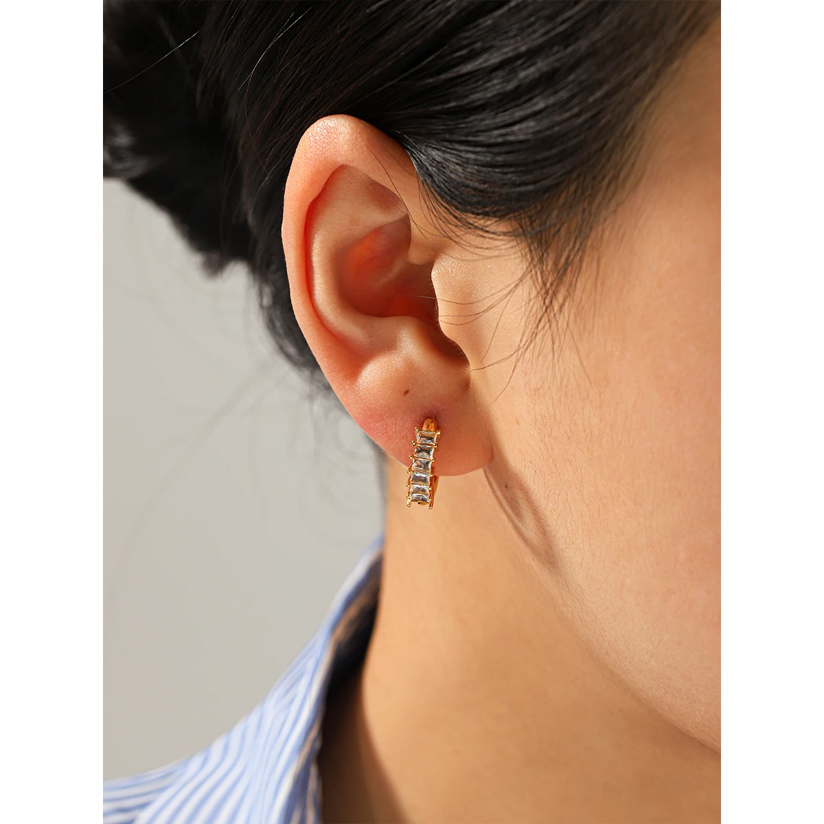 

Huang Chao 18K Gold Color Plated Stainless Steel White Zircon Spirit Snake Series Wrapped Earclip Smooth Earring Studs Women's