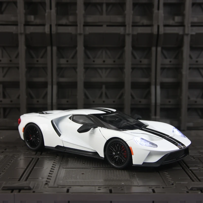 1: 24 simulação modelo de supercarro de liga Ford GT, portas e capô do motor, porta-malas pode ser aberto, absorção de choque de direção