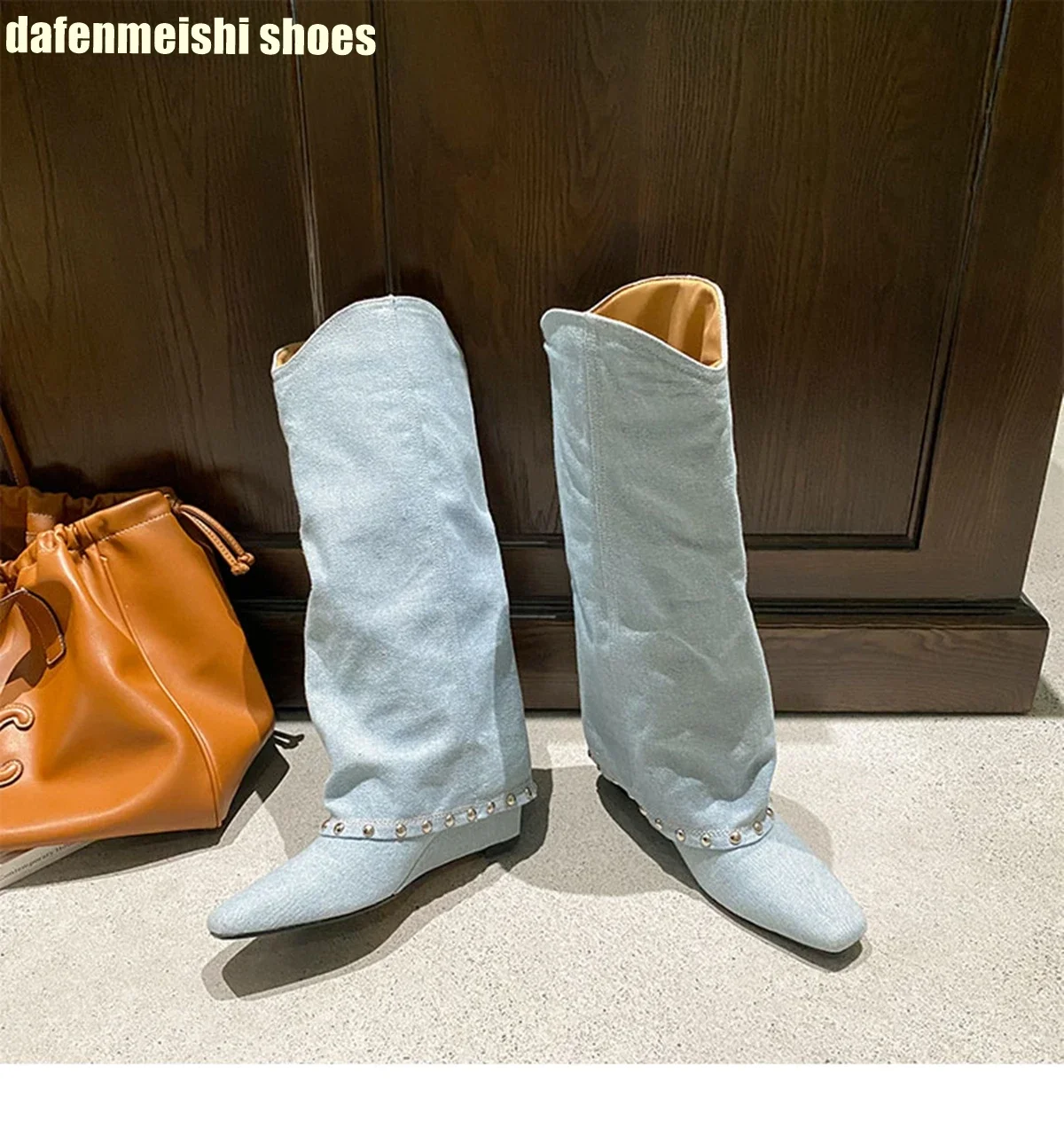 

Синие джинсовые женские сапоги до колена на танкетке с заклепками, квадратным носком, длинные сапоги, зима 2025, новая модная коллекция, женские сапоги Shark на среднем каблуке
