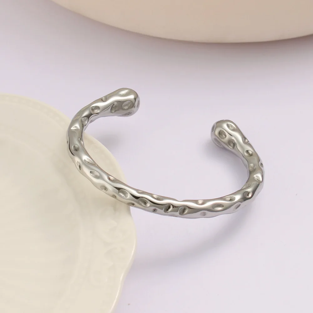 الأوروبية والأمريكية 2025 موضة جديدة بسيطة الراقية سوار مفتوح مطروق