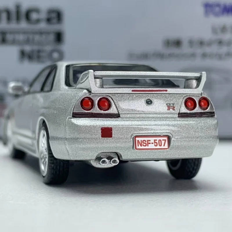 In stock 1:64 N308b Skyline GTR R33 alloy miniature replica car model, boy toy gift, room collection statue