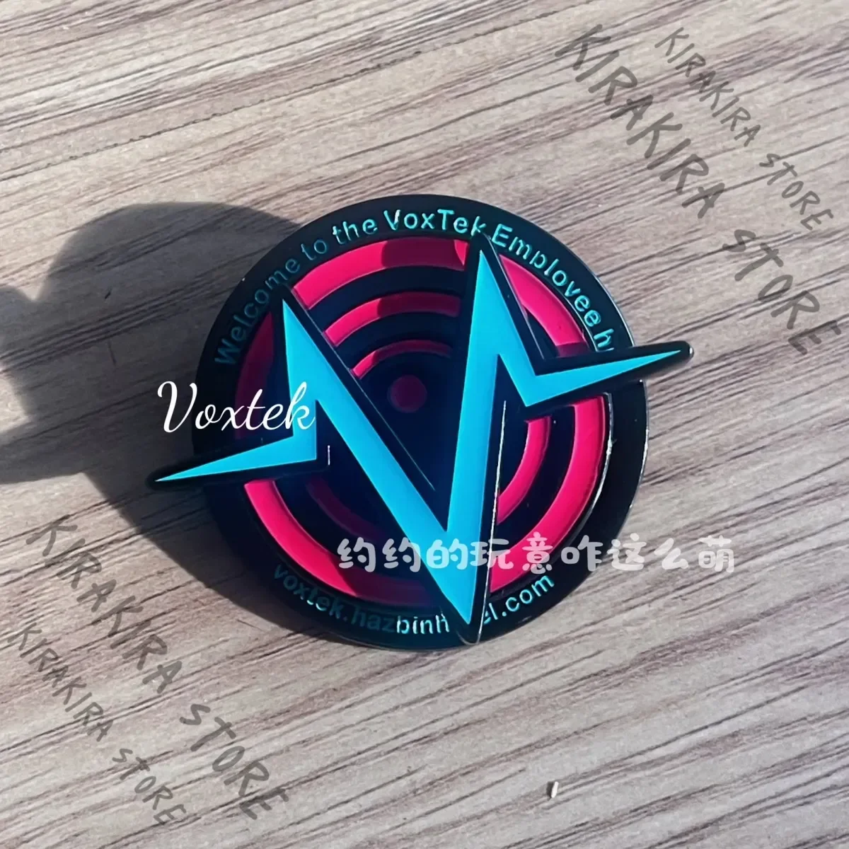 Hazbin Hotel: Insignia Metálica de la Compañía Vox, Desmontable, con Atracción Magnética Giratoria, Colgante para Bolsa de Cosplay, Adornos de Anime Fangoods