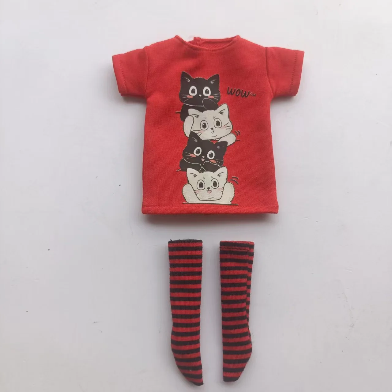 Handgefertigte OB24 1/6 Puppenkleidung, Cartoon-Print Kurzarm-T-Shirt + gestreifte Socken, kann als Zubehör für 1/6 Puppen verwendet werden. – Detail 14