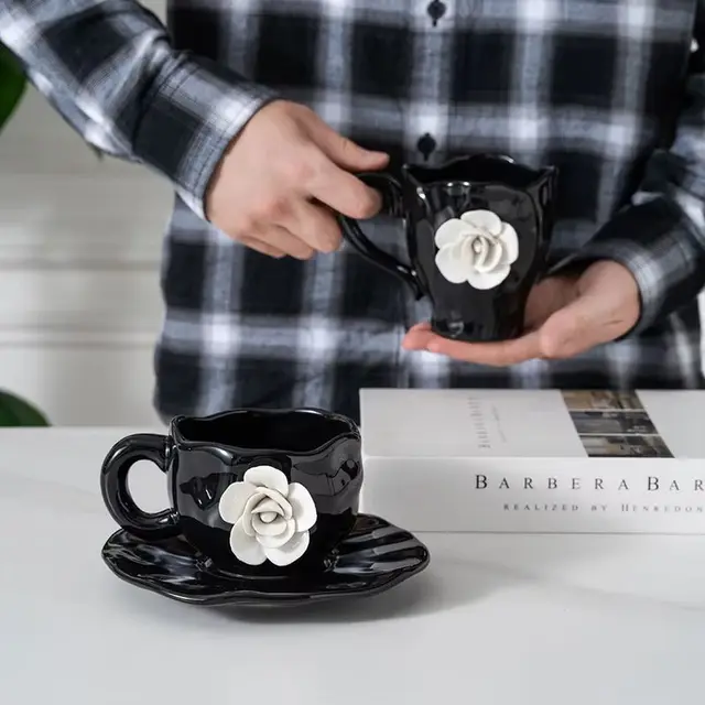 Nowy kreatywny francuski styl Camellia filiżanka kawy ręcznie wykonany wykwintny podwieczorek czarny kubek ceramiczny koreański 3d biała róża kubek