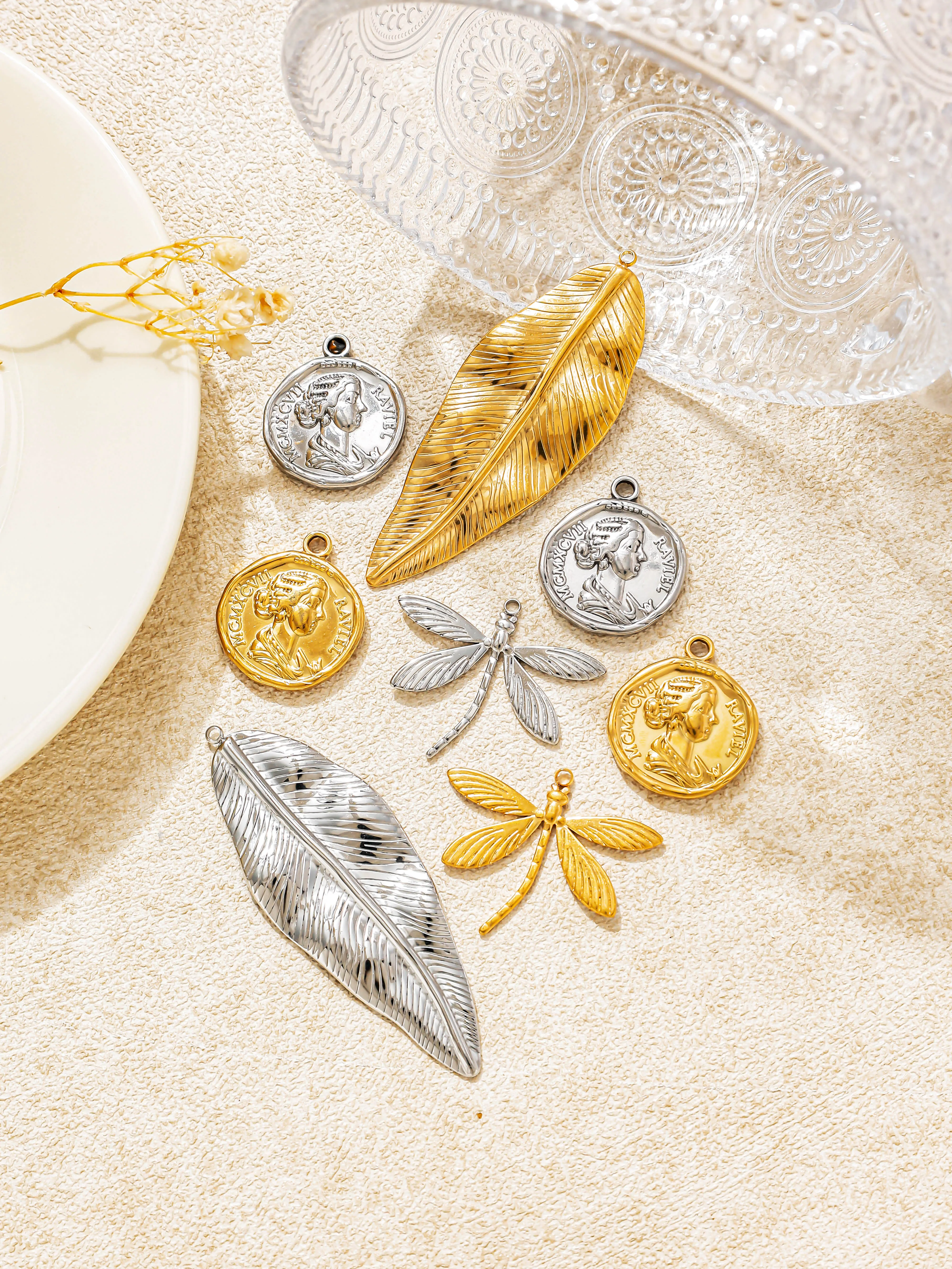 Ensemble de 5 pièces : pendentifs ronds en acier inoxydable avec motifs de pièce de monnaie, de libellule et de feuille – style vintage pour la création de bijoux DIY