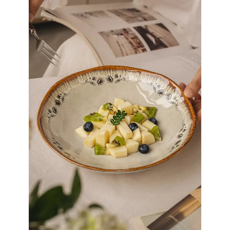 

Стильная домашняя тарелка с новыми спагетти в западном стиле и тарелкой для салата высокого класса.