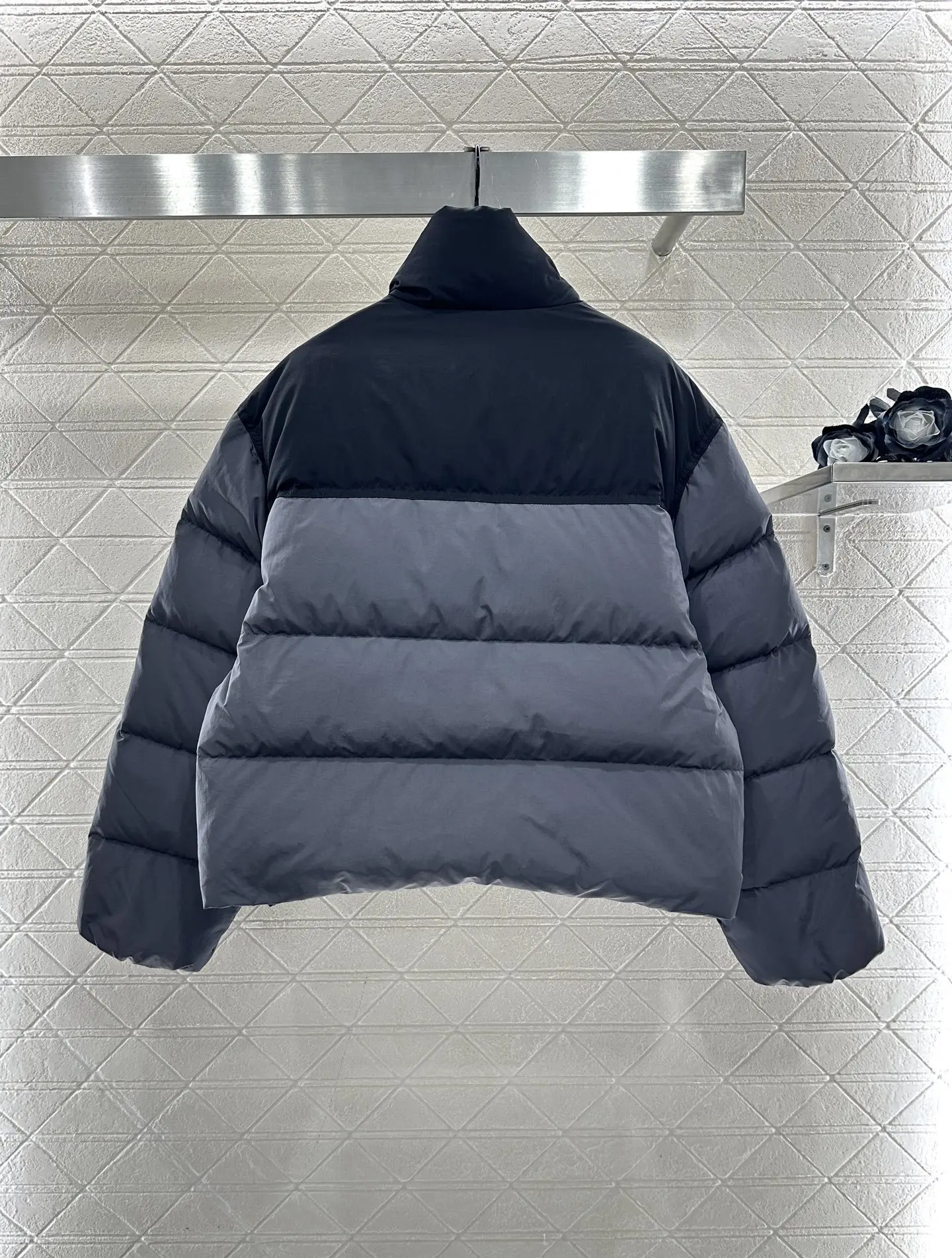 

Двухцветный свободный пуховик с воротником-стойкой, крутое, повседневное, теплое и ветрозащитное осеннее и зимнее пальто с воротником-стойкой.