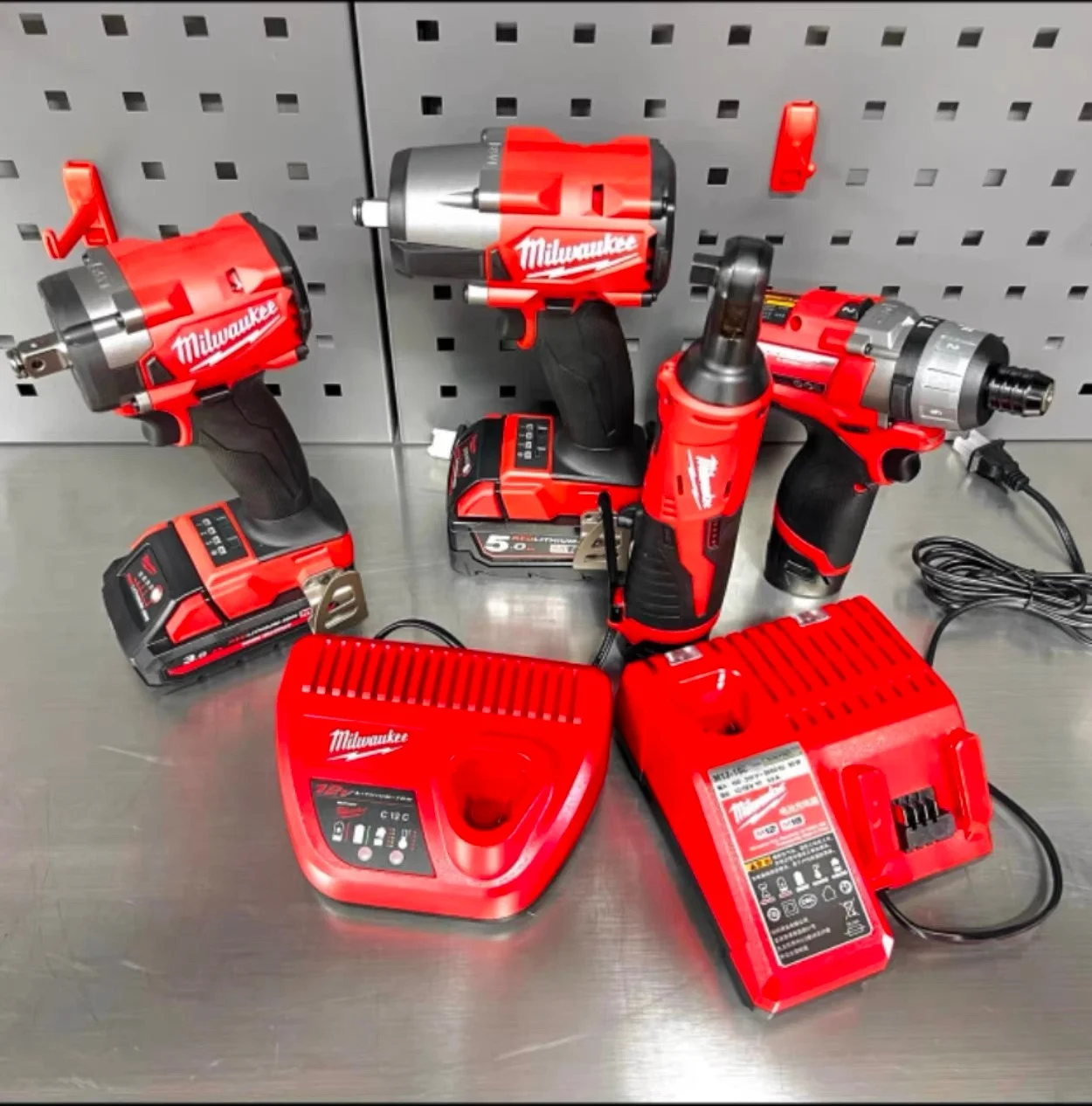 

Milwaukee 1600NM Cordless Electric WrenchLarge Torque Brushless Impact Wrench Car Truck Repair Power ToolsFor 18V Battery.