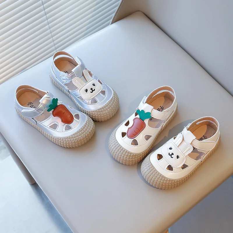 

Новые милые детские сандалии с кроликом для девочек, летние, с перфорацией, повседневные, модные, на мягкой подошве, многофункциональные, нескользящие.