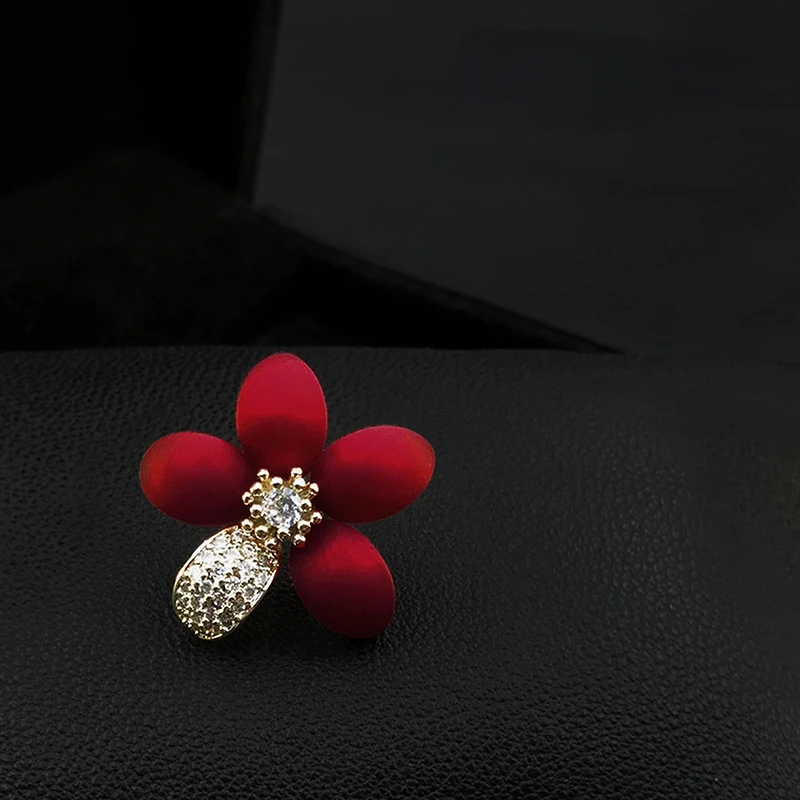 Red Small Flower Brooch Luxury High-End Mini Collar Pin Suit Neckline Corsage Accessories Women Rhinestone Jewelry Gift Pin 1262