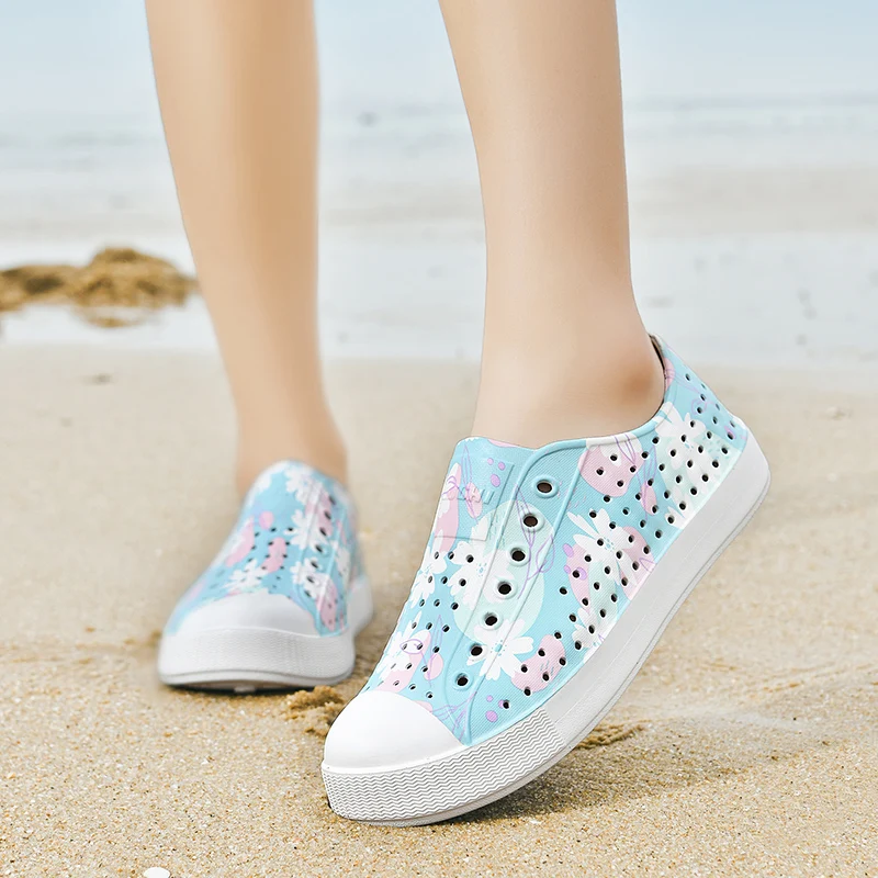 Women’s EVA Slip on Water Shoes Rainbow Gradient Hollow Garden Clogs Beach Swimming Pool Outdoor Walking Quick Dry Anti Slip